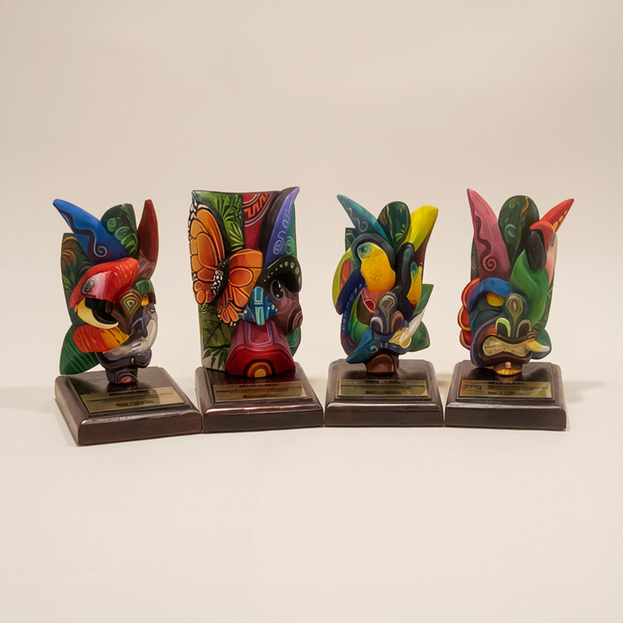 Regalos corporativos: Pequeñas máscaras Borucas coloridas montadas en base de madera con placa